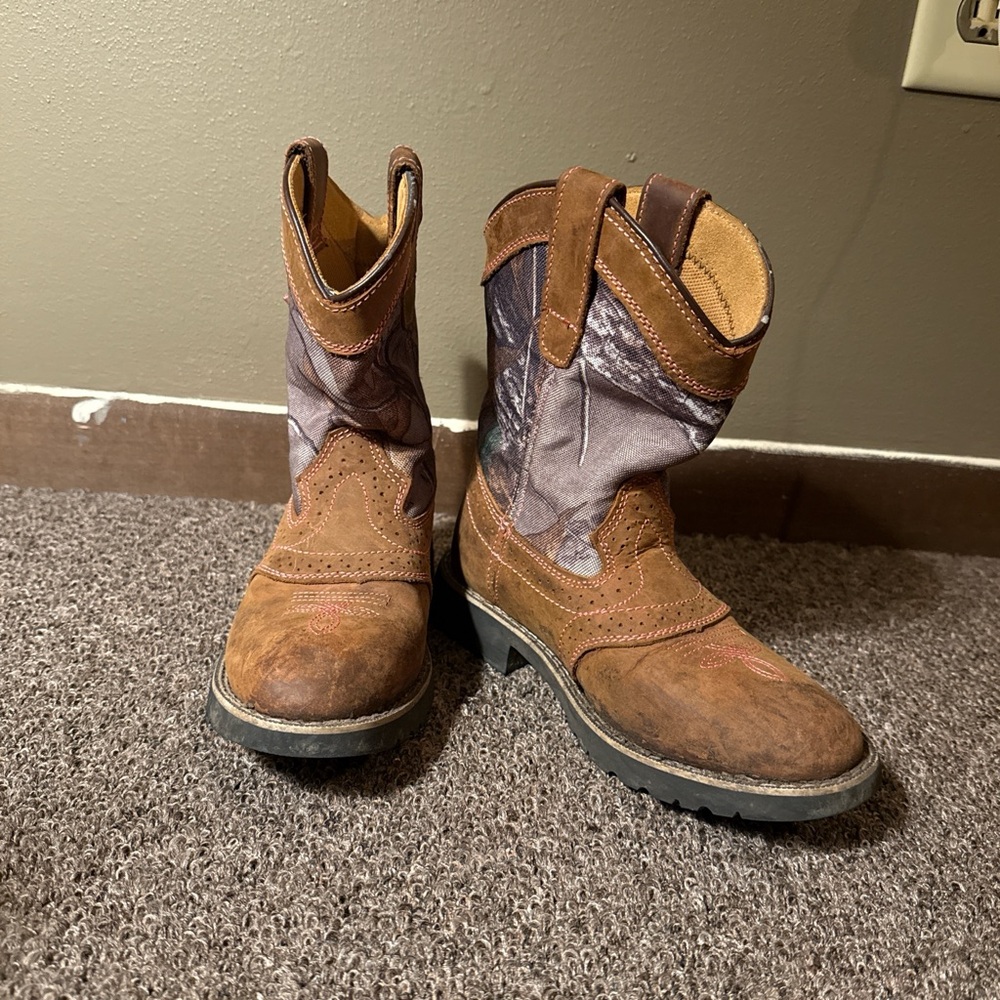 Itasca girls camo cowgirl boots
